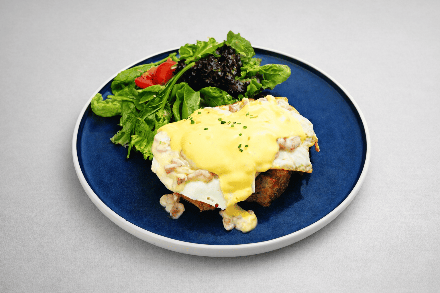 Яйца Бенедикт с беконом